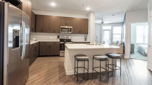 Réfrigérateur, table de salle à manger