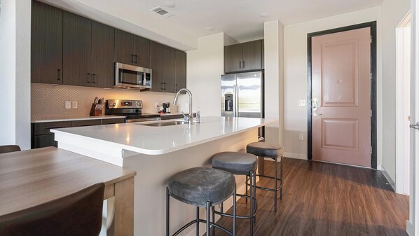 Jääkaappi, ruokailupöytä