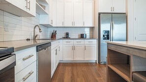 Réfrigérateur, tables à manger