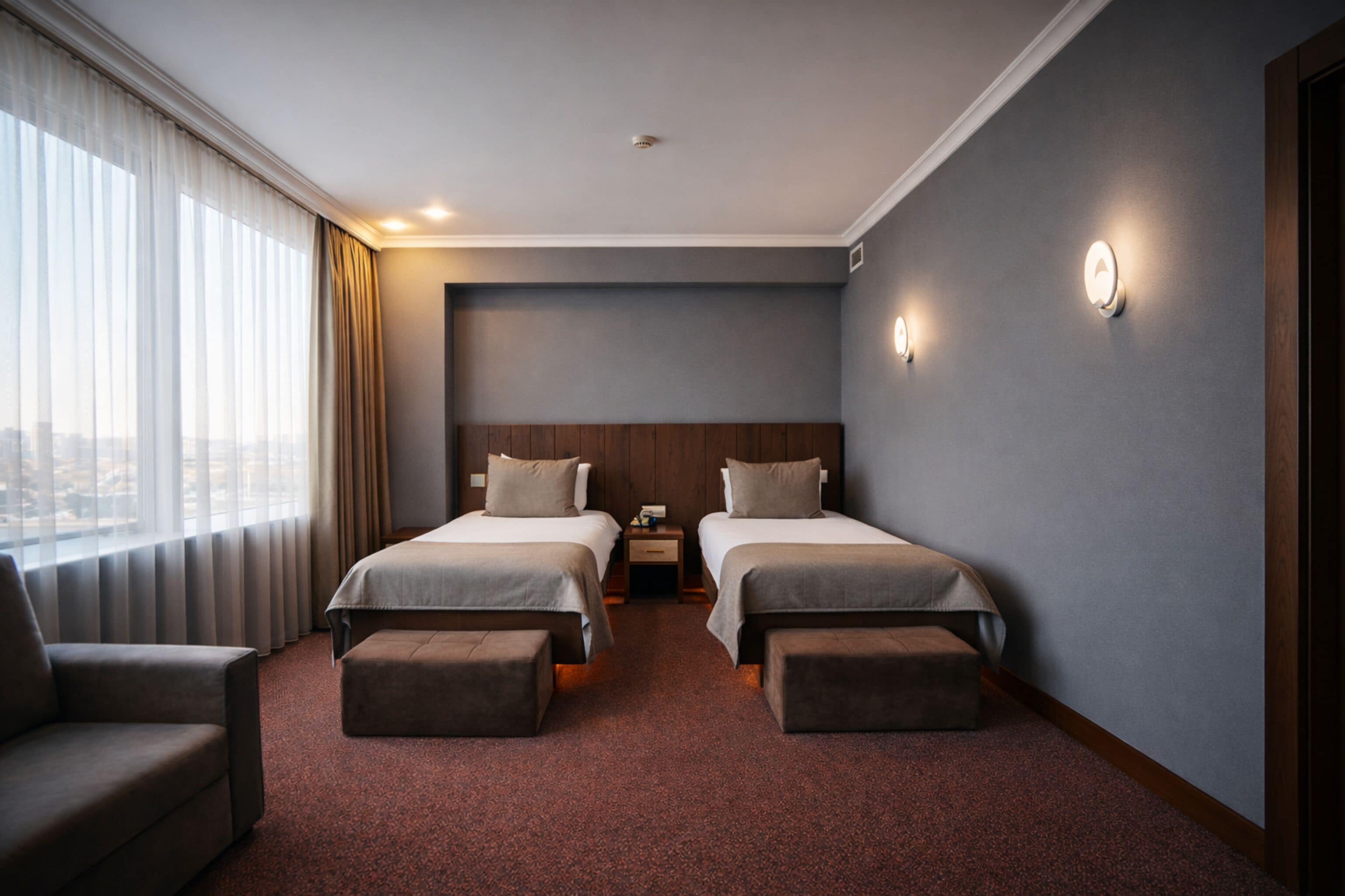 Tomannsrom – standard | Sengetøy av topp kvalitet, dundyner, safe på rommet og skrivebord