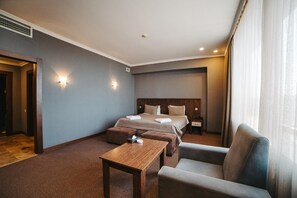 Hochwertige Bettwaren, Daunenbettdecken, Zimmersafe, Schreibtisch