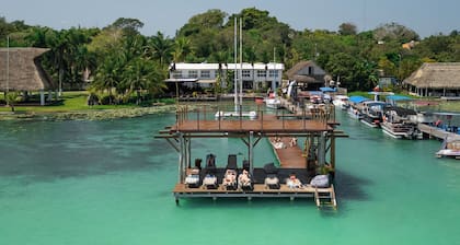 The Yak Lake House Hostal Bacalar