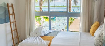 The Yak Lake House Hostal Bacalar
