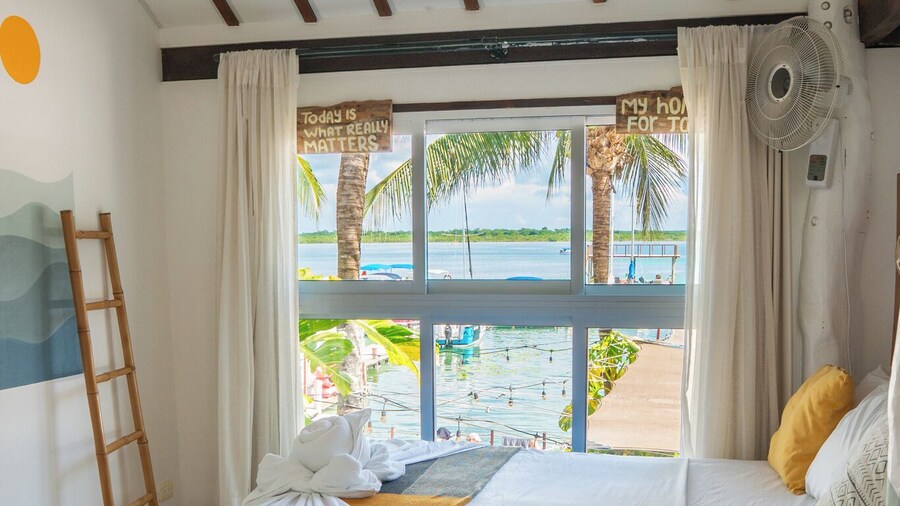 The Yak Lake House Hostal Bacalar