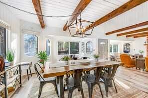 Cabana, várias camas, acesso à piscina, vista para a montanha (VC404) | 2 quartos, individualmente decorados, individualmente mobiliados