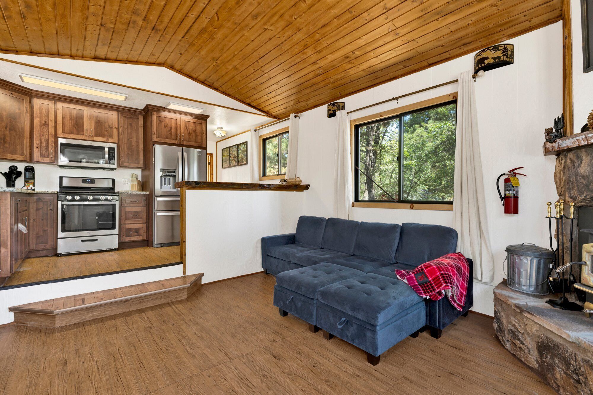 Cabaña, 1 cama King size, acceso a la alberca, vista a la montaña (2553) | Área de sala de estar | Chimenea 