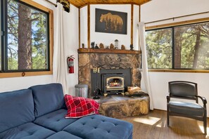 Cabane, 1 très grand lit, accès piscine, vue montagne (2553) | Intérieur