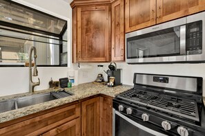 Cabane, 1 très grand lit, accès piscine, vue montagne (2553) | Cuisine privée | Cafetière/bouilloire