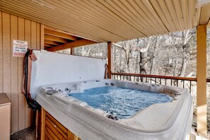 Outdoor spa tub - Big Bear 7th Heaven #714 (Fawnskin)