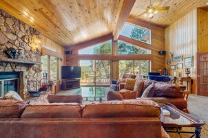 Ferienhütte, Mehrere Betten, Poolzugang (VC714) | Wohnbereich | Kamin