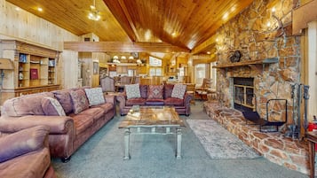 Ferienhütte, Mehrere Betten, Poolzugang (VC714) | Wohnbereich | Kamin