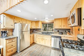 Cabin, Multiple Beds, Pool Access, Mountain View (VC653) | Private kitchen