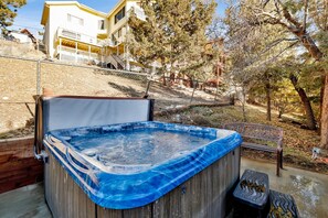 Cabane, plusieurs lits, accès piscine, vue montagne (VC653) | Bain à remous extérieur