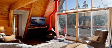 เคบิน, หลายเตียง, ใช้สระว่ายน้ำได้, วิวภูเขา (VC653) | บริเวณนั่งเล่น | เตาผิง