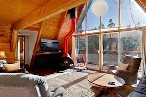 Baita, letti multipli, accesso alla piscina, vista montagna (VC653) | Area soggiorno | Caminetto