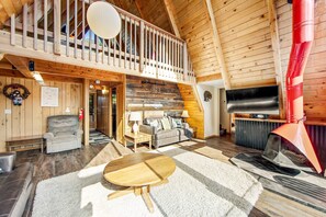 Ferienhütte, Mehrere Betten, Poolzugang, Bergblick (VC653) | Wohnbereich | Kamin