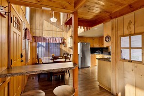 Cabane, plusieurs lits, accès piscine, vue montagne (VC653) | Restauration