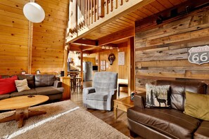 Cabin, nhiều giường, có thể s ử dụng hồ bơi, quang cảnh núi (VC653) | Khu phòng khách | Lò sưởi 