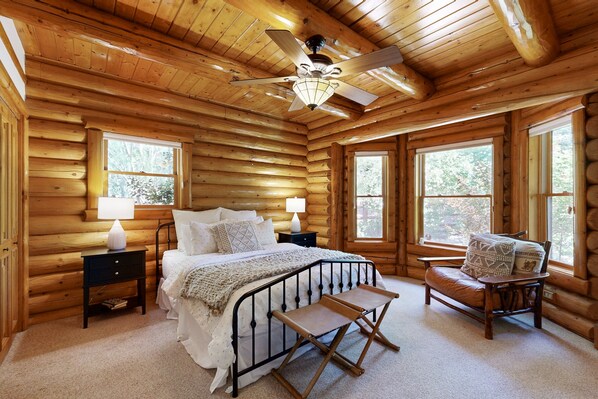 Cabin, Multiple Beds, Patio, Mountain View (VC513) | 2 bedrooms, individually decorated, individually furnished, bed sheets