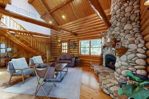 Cabane, plusieurs lits, patio, vue montagne (VC513) | Coin séjour | Cheminée