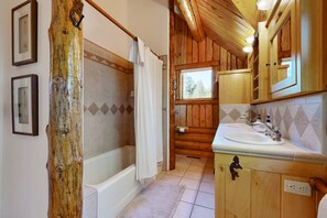 Kulübe, Birden Çok Yatak, Veranda, Dağ Manzaralı (VC513) | Banyo | Lüks banyo/kozmetik ürünleri, havlu 