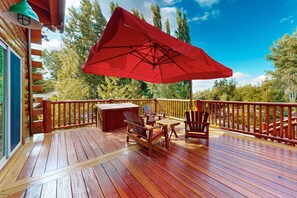 Outdoor dining - Branchwater Lodge #569 (Big Bear Lake)