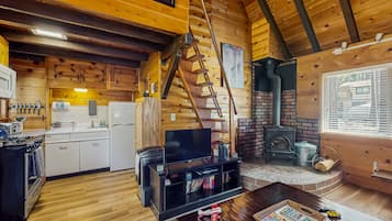 Cabaña, varias camas, acceso a la alberca, vista a la montaña (VC321) | Interior