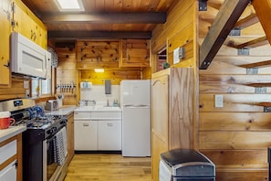 Cabaña, varias camas, acceso a la piscina, vistas a la montaña (VC321) | Cocina privada | Cafetera o tetera