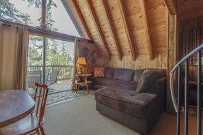 小屋, 多張床, 可使用泳池, 山景 (VC247) | 起居區 | 壁爐