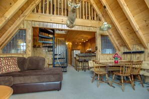 캐빈, 침대(여러 개), 수영장 이용, 산 전망 (VC247) | 거실 공간 | 벽난로