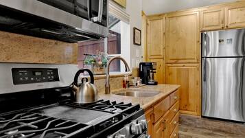 Cabin, Multiple Beds, Pool Access, Mountain View (VC178) | Private kitchen | Coffee/tea maker