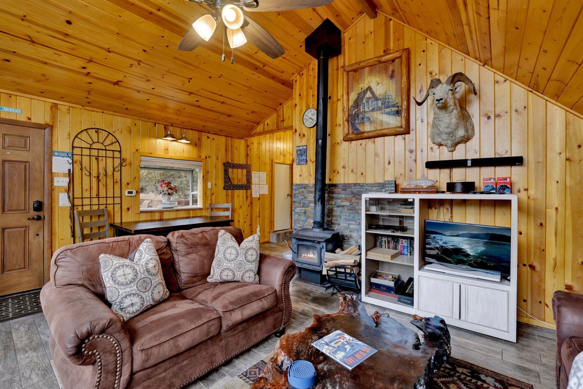 小屋, 多張床, 可使用泳池, 山景 (VC178) | 起居區 | 壁爐