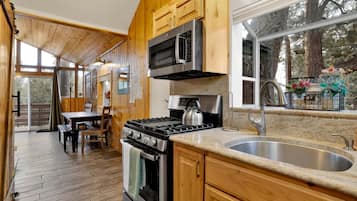 Hytte - flere senge - adgang til pool - bjergudsigt (VC178) | Privat køkken | Kaffe-/temaskine