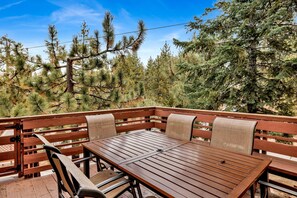 Outdoor dining - Castle Rock Cabin #178 (Big Bear Lake)