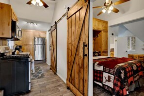 Chalet rustique, Plusieurs lits, accès à la piscine, vue sur la montagne (VC178) | Décor unique, ameublement unique, literie fournie