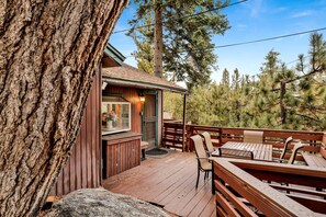 Outdoor dining - Castle Rock Cabin #178 (Big Bear Lake)