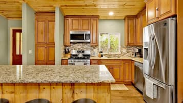 Cabaña, varias camas, acceso a la alberca, vista a la montaña (357) | Cocina privada | Cafetera y tetera