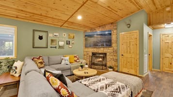 Hytte - flere senge - adgang til pool - bjergudsigt (357) | Opholdsområde | Pejs