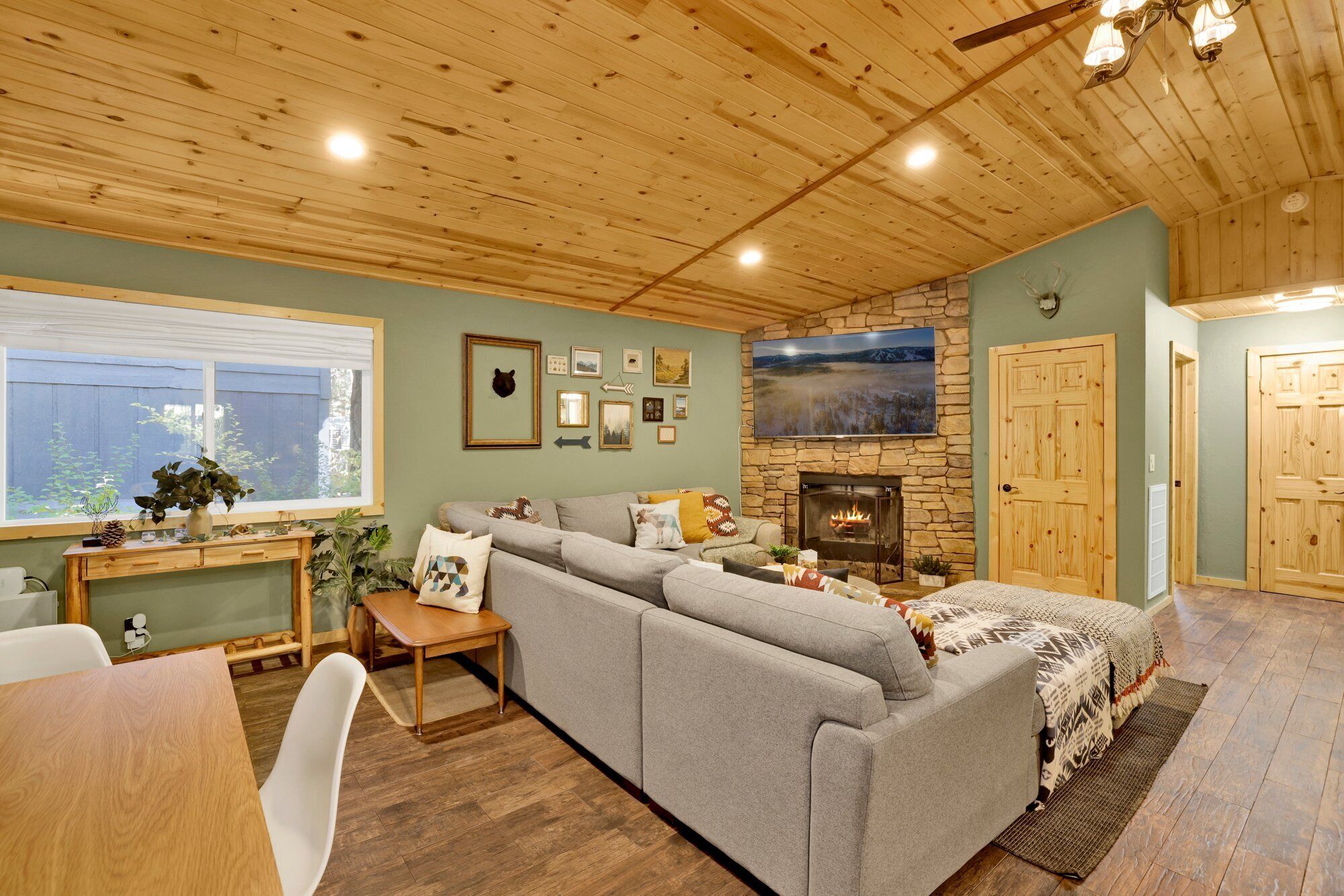 Μικρό Σπίτι, Περισσότερα από 1 Κρεβάτια, Πρόσβαση στην Πισίνα, Θέα στο Βουνό (357) | Περιοχή καθιστικού | Τζάκι