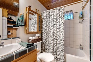 Cabane, plusieurs lits, accès piscine, vue montagne (630) | Salle de bain