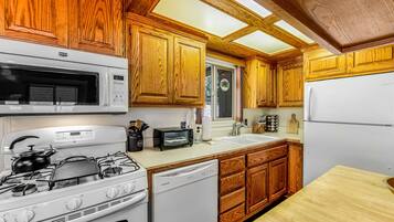 Kabin, Beberapa Tempat Tidur, akses ke kolam renang, pemandangan gunung (VC471) | Dapur pribadi | Mesin pembuat kopi/teh