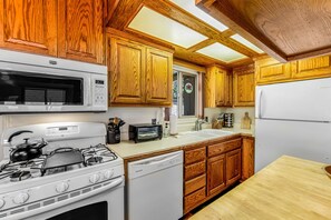 Hytte - flere senge - adgang til pool - bjergudsigt (VC471) | Privat køkken | Kaffe-/temaskine