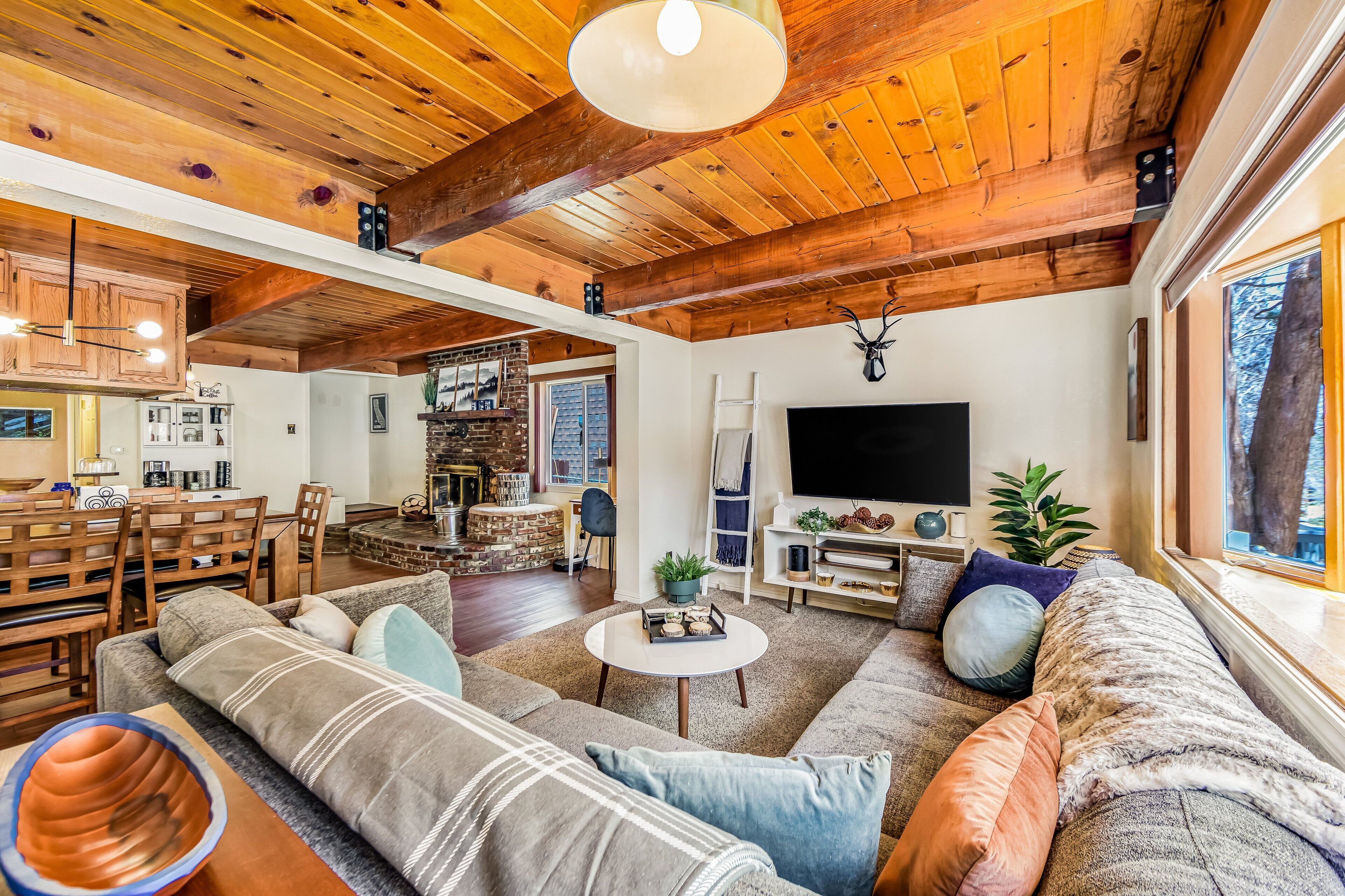 Cabin, nhiều giường, có thể sử dụng hồ bơi, quang cảnh núi (VC471) | Khu phòng khách | Lò sưởi 