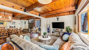 Cabin, nhiều giường, có thể sử dụng hồ bơi, quang cảnh núi (VC471) | Khu phòng khách | Lò sưởi