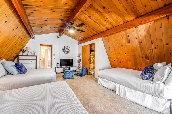 Cabin, Multiple Beds, Pool Access, Mountain View (VC471) | Individually decorated, individually furnished, bed sheets
