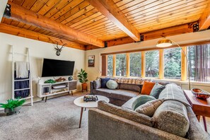 Hytte - flere senge - adgang til pool - bjergudsigt (VC471) | Opholdsområde | Pejs