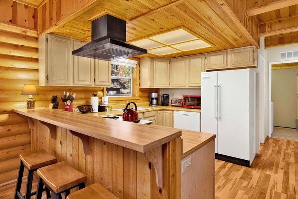 House, Multiple Beds, Pool Access, Mountain View (2561) | Private kitchen | Coffee/tea maker