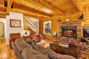 House, Multiple Beds, Pool Access, Mountain View (2561) | Living area
