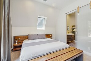 Chalet, Multiple Beds, Pool Access, Mountain View (VC350) | 4 bedrooms, individually decorated, individually furnished, bed sheets