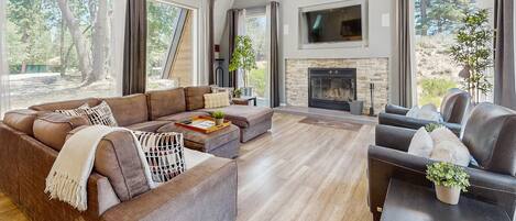 Chalet, Multiple Beds, Pool Access, Mountain View (VC350) | Living area | Fireplace